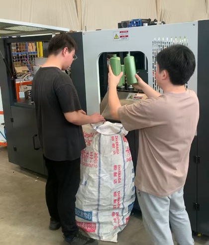 Máquina para fabricar botellas de champú, automática de 2 cavidades.